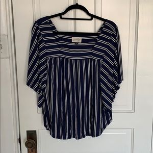 Universal Thread flowy top size M blue and white